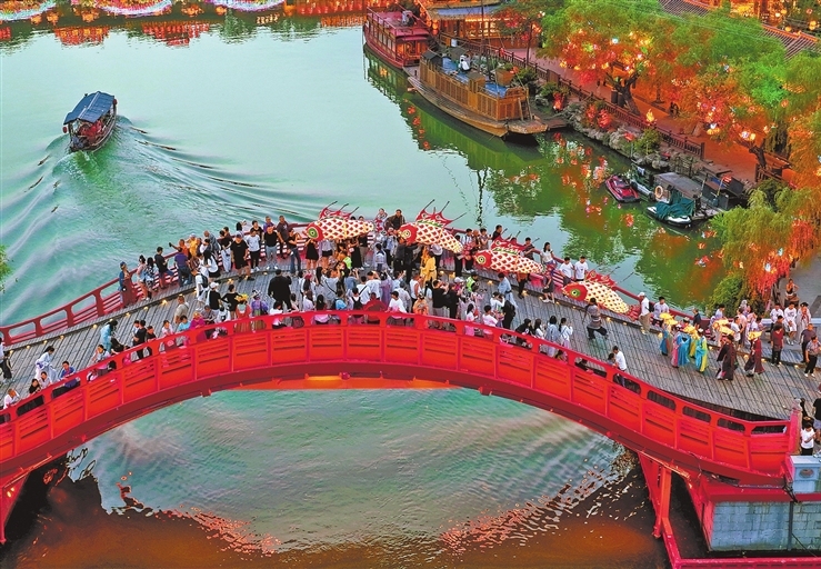 Night tour through Song Dynasty splendor