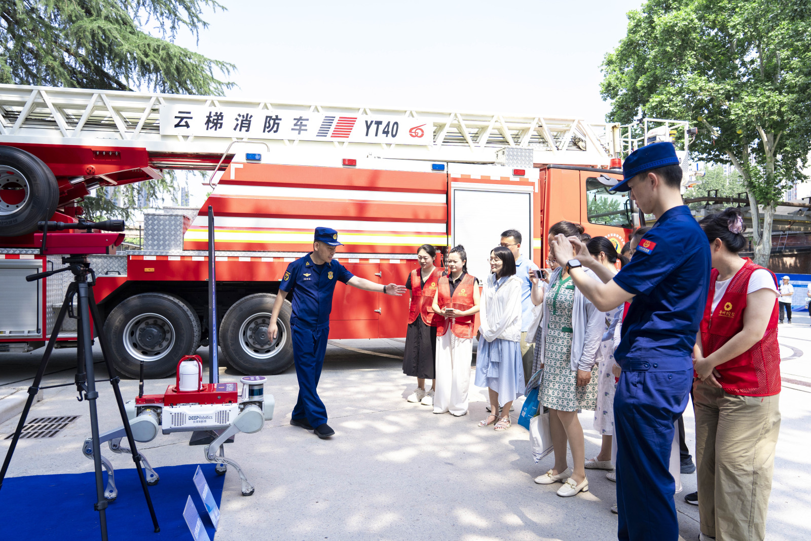 寓教于乐学应急 沉浸体验查风险 <br> ——2026年河南省暨郑州市“安全宣传咨询日”活动精彩纷呈 寓教于乐学应急 沉浸体验查风险 <br> ——2026年河南省暨郑州市“安全宣传咨询日”活动精彩纷呈