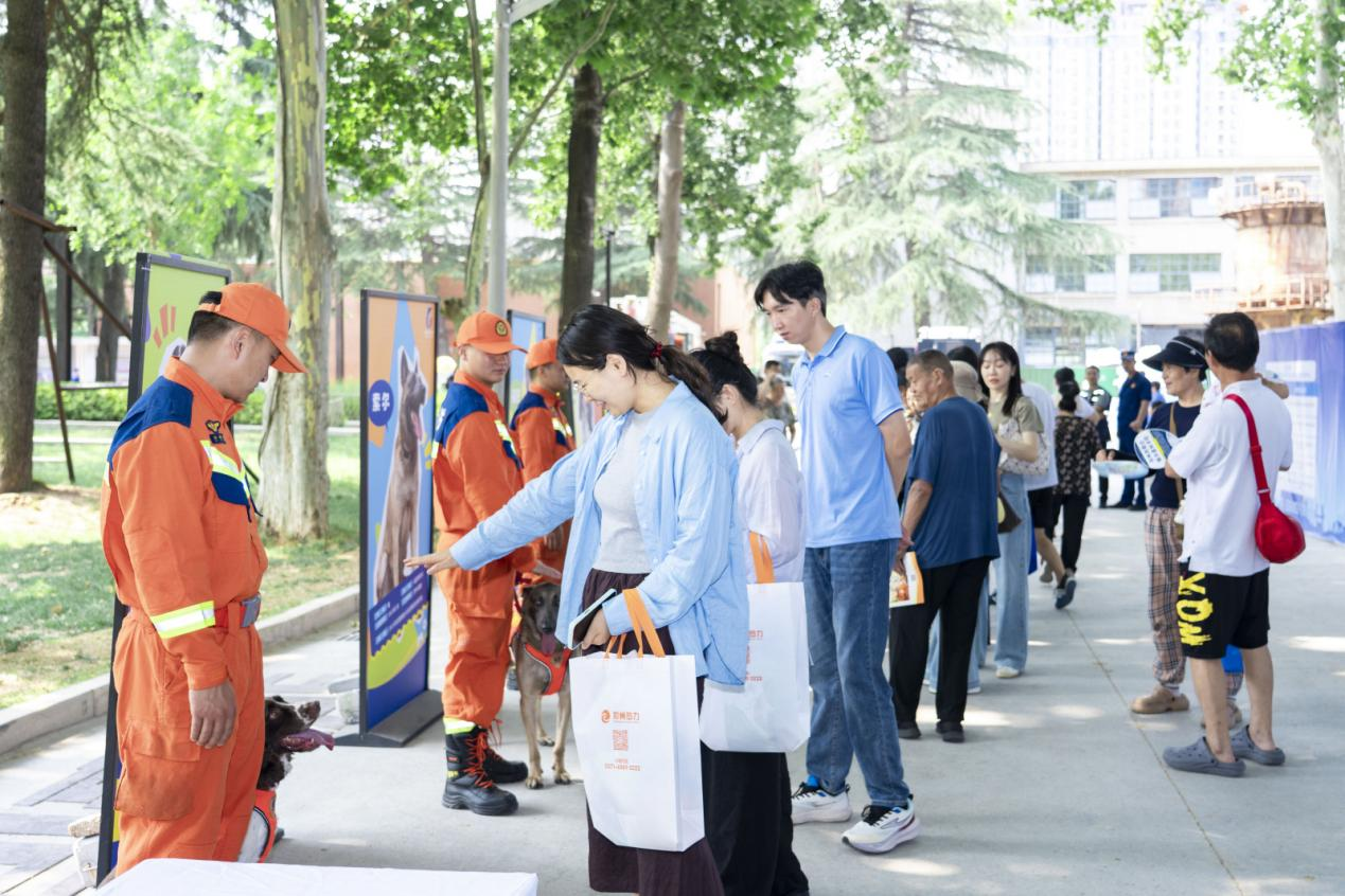 寓教于乐学应急 沉浸体验查风险 <br> ——2026年河南省暨郑州市“安全宣传咨询日”活动精彩纷呈 寓教于乐学应急 沉浸体验查风险 <br> ——2026年河南省暨郑州市“安全宣传咨询日”活动精彩纷呈