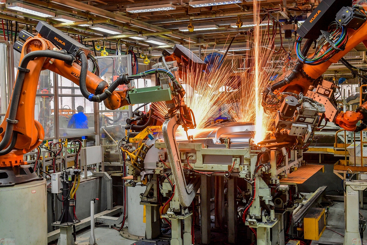 China's industrial output up 5.4 pct in first five months