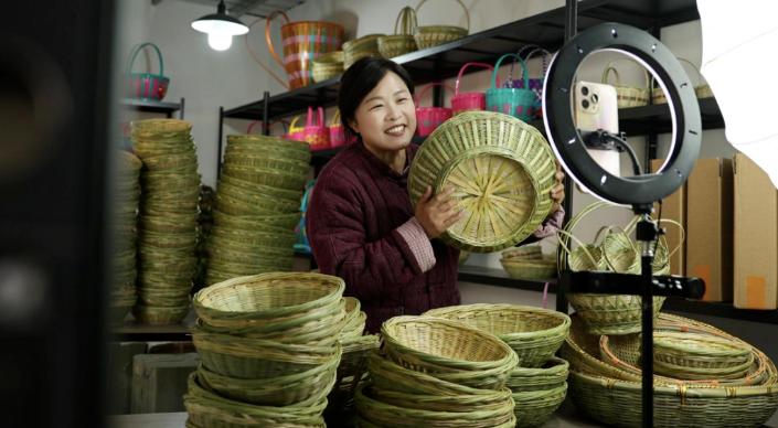 杨丽在直播间推广界首竹编。界首市委宣传部供图 杨丽在直播间推广界首竹编。界首市委宣传部供图