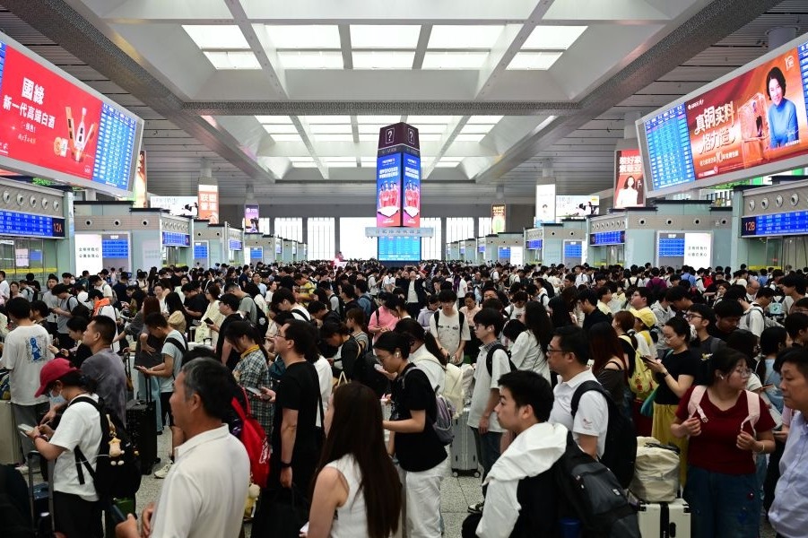 China's railways cope with Dragon Boat holiday surge