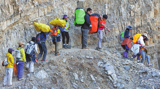 Cleaning up China's scenic trails