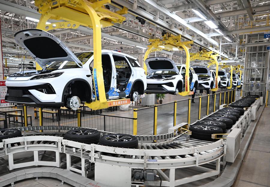 Chinese consumers embrace NEVs amid tech boom, soaring fuel costs