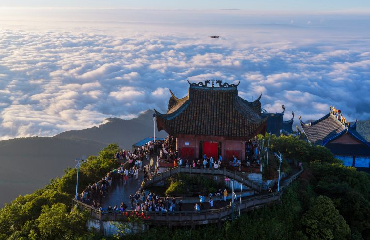 China's Dragon Boat Festival holiday trips, spending both rise year on year