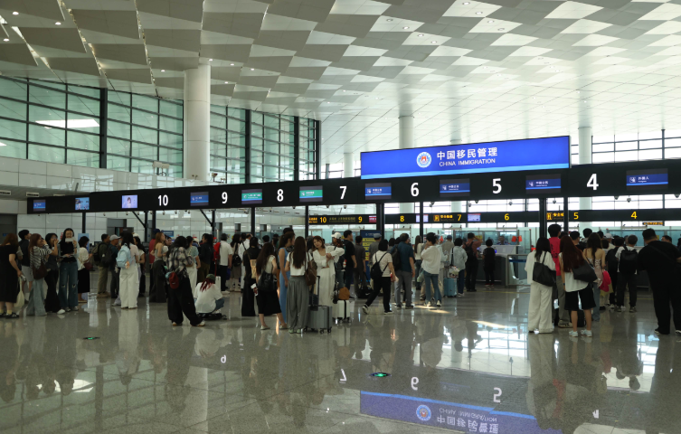 Zhengzhou airport sees over 7,600 cross-border passengers during Dragon Boat Festival holiday