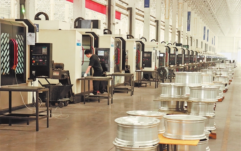 Busy workshop in Neihuang