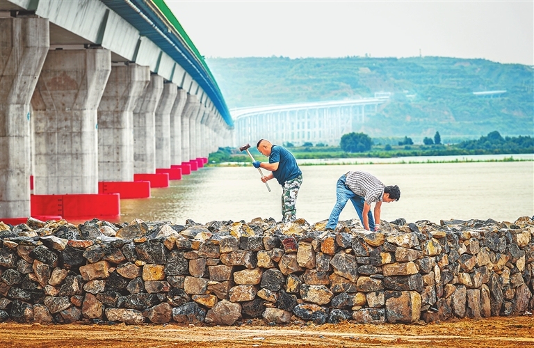 Yellow River expressway bridge gets flood-ready