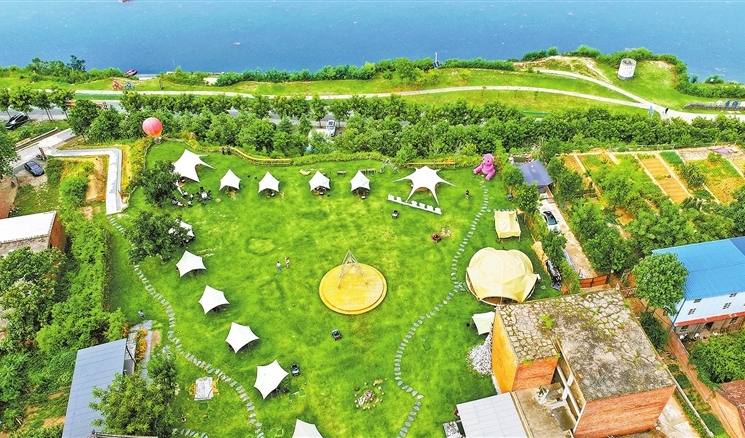 Mengjin's scenic reservoir becomes a hit with travelers
