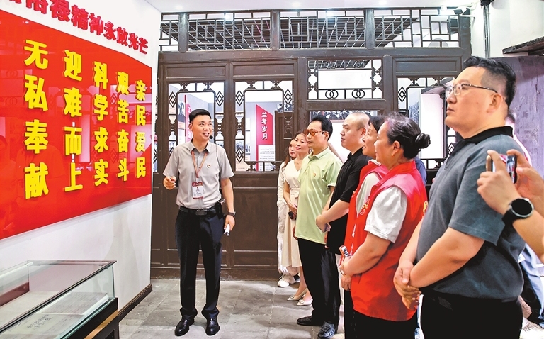 Volunteers honor Jiao Yulu's legacy