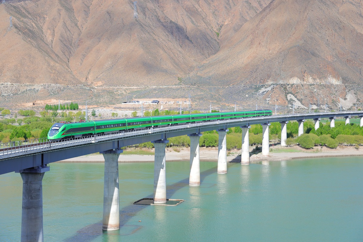 China expects to see 1.01 bln railway trips during summer travel rush