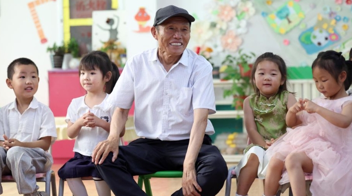 Village head exerts every effort on hometown development in Henan
