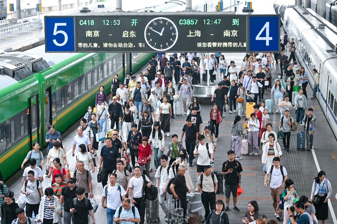 China's railway passenger trips reach record high in first half of 2026