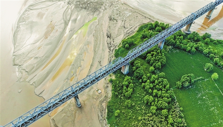 Golden Yellow River glistens after Xiaolangdi sand release