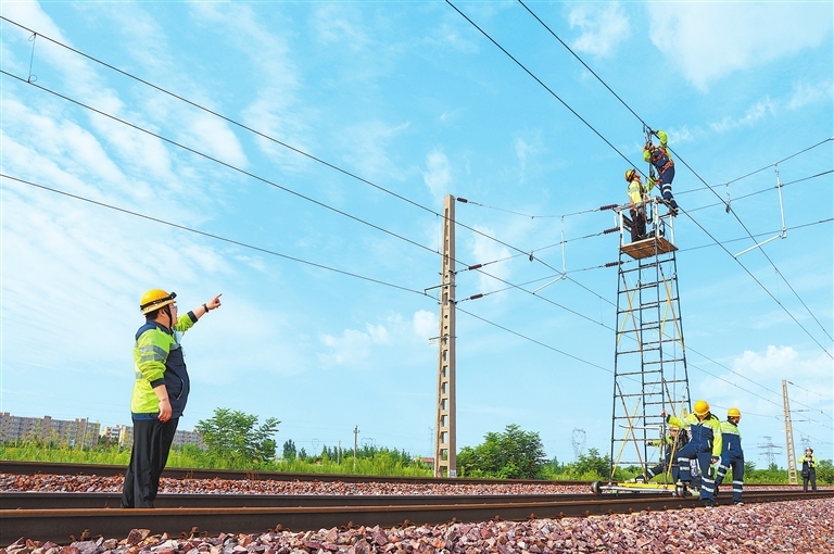 Workers overhaul railway power system amid flood season
