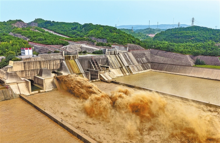 Water gushes from Xiaolangdi Reservoir