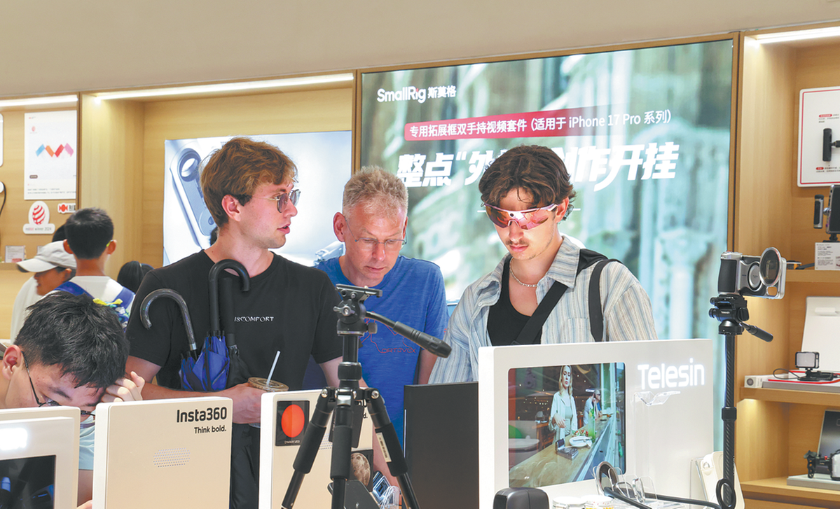 Tourists add tech trips to itineraries