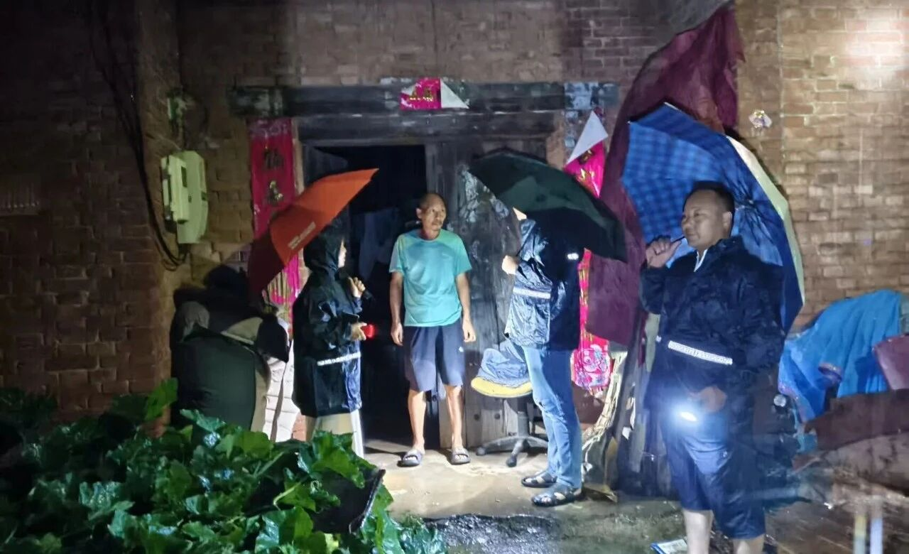 洛阳市伊滨区：闻“汛”而动 冒雨坚守 全力筑牢防汛安全防线