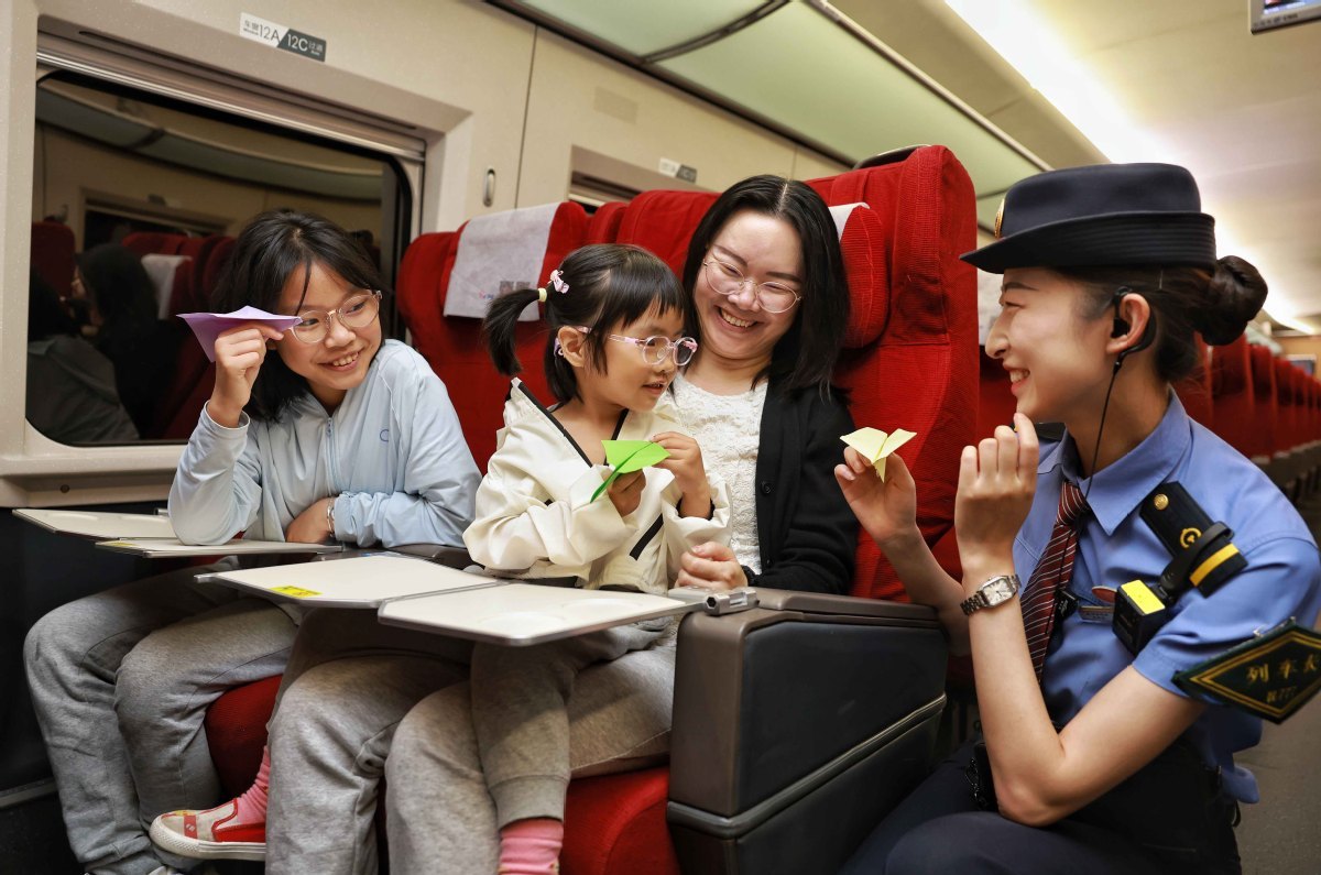 Railway network handles 2.8b passengers, setting new record