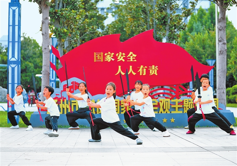 孟州人民广场：少年练“破锋八刀”充实暑期