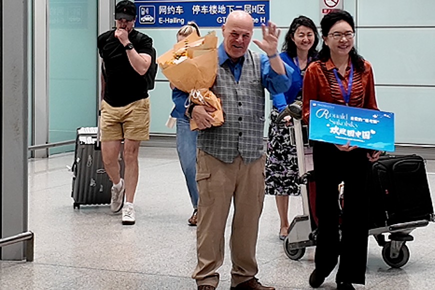 US teacher reunites with Chinese desertification hero after 26 years