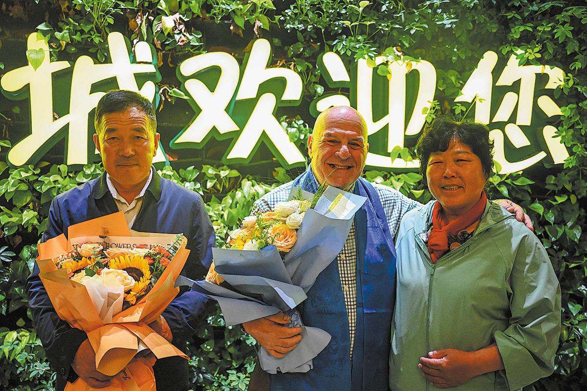 Reunion with green hero highlights enduring bond