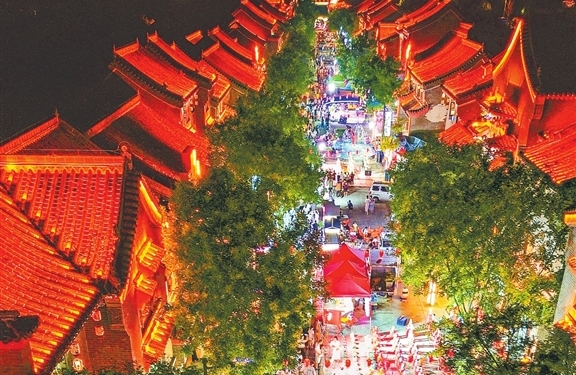 Crowds flock to Heluo night market