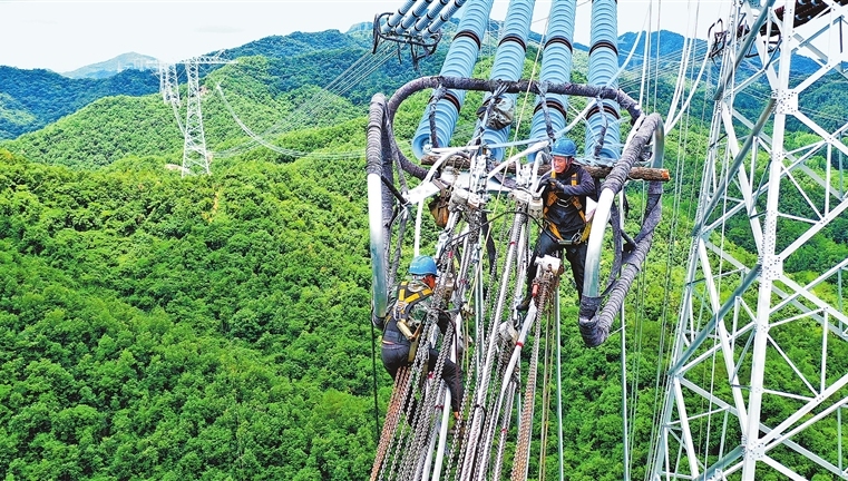 Power workers erect UHV transmission line in Xichuan