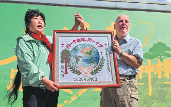 Gift exchange highlights duo's long-lasting green drive and friendship