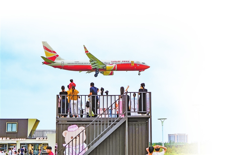 郑州机场航空观景基地成热门打卡点 “航空+文旅”解锁新体验