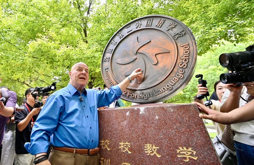 US educator celebrates friendship with former students in China