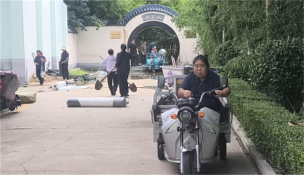 “白海豚”水漫校园,他们日夜奋战,只为你归来如初!