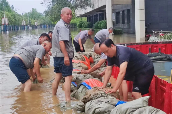 “白海豚”水漫校园,他们日夜奋战,只为你归来如初!