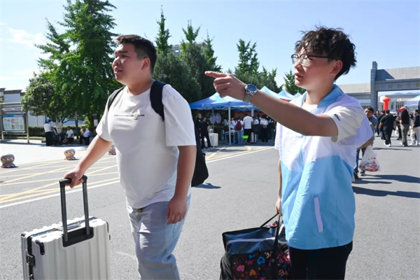 两种视角!河南高校迎新现场的“AB面”
