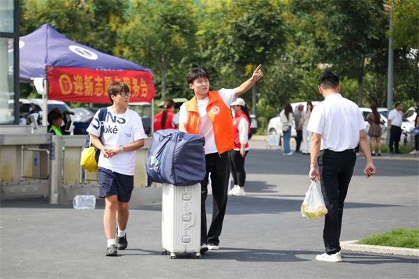 两种视角!河南高校迎新现场的“AB面”