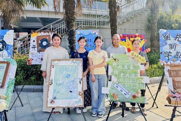 两种视角!河南高校迎新现场的“AB面”