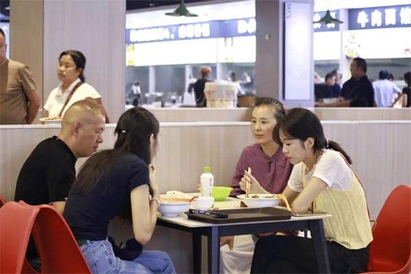 两种视角!河南高校迎新现场的“AB面”