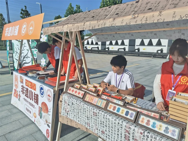 两种视角!河南高校迎新现场的“AB面”