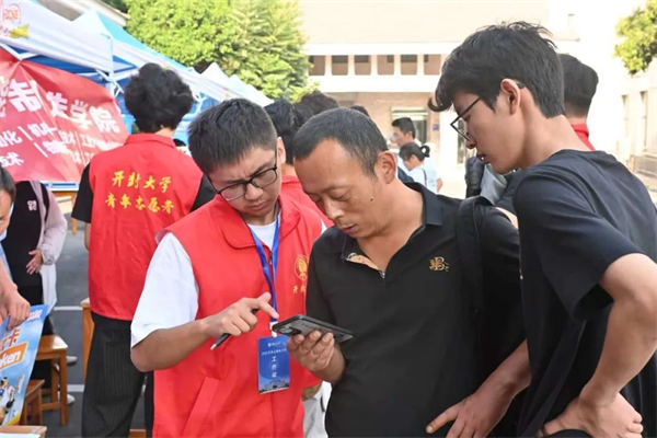 两种视角!河南高校迎新现场的“AB面”