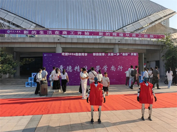 两种视角!河南高校迎新现场的“AB面”