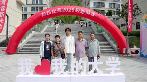 两种视角!河南高校迎新现场的“AB面”
