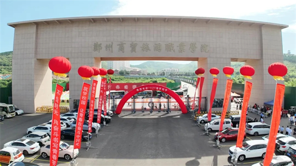 两种视角!河南高校迎新现场的“AB面”