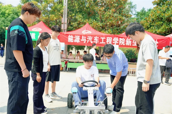 两种视角!河南高校迎新现场的“AB面”