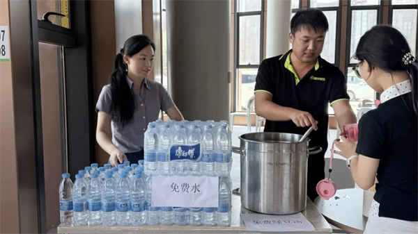 两种视角!河南高校迎新现场的“AB面”