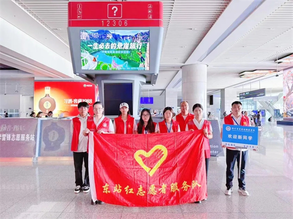 两种视角!河南高校迎新现场的“AB面”