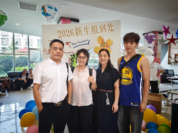 两种视角!河南高校迎新现场的“AB面”