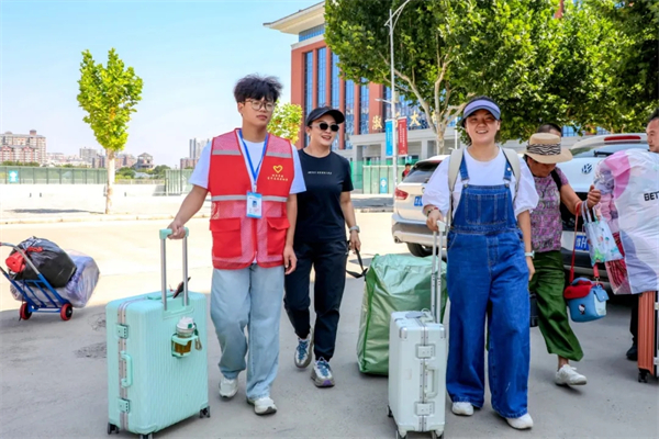 两种视角!河南高校迎新现场的“AB面”