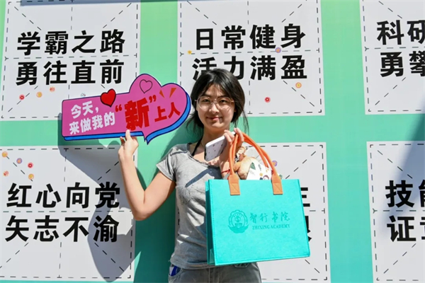 两种视角!河南高校迎新现场的“AB面”
