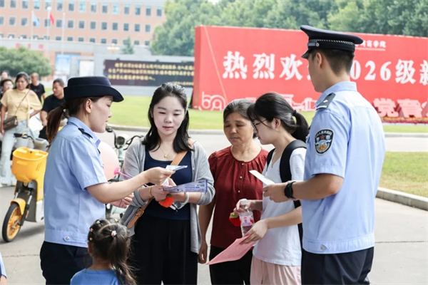 两种视角!河南高校迎新现场的“AB面”