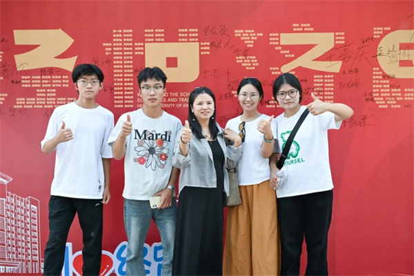 两种视角!河南高校迎新现场的“AB面”